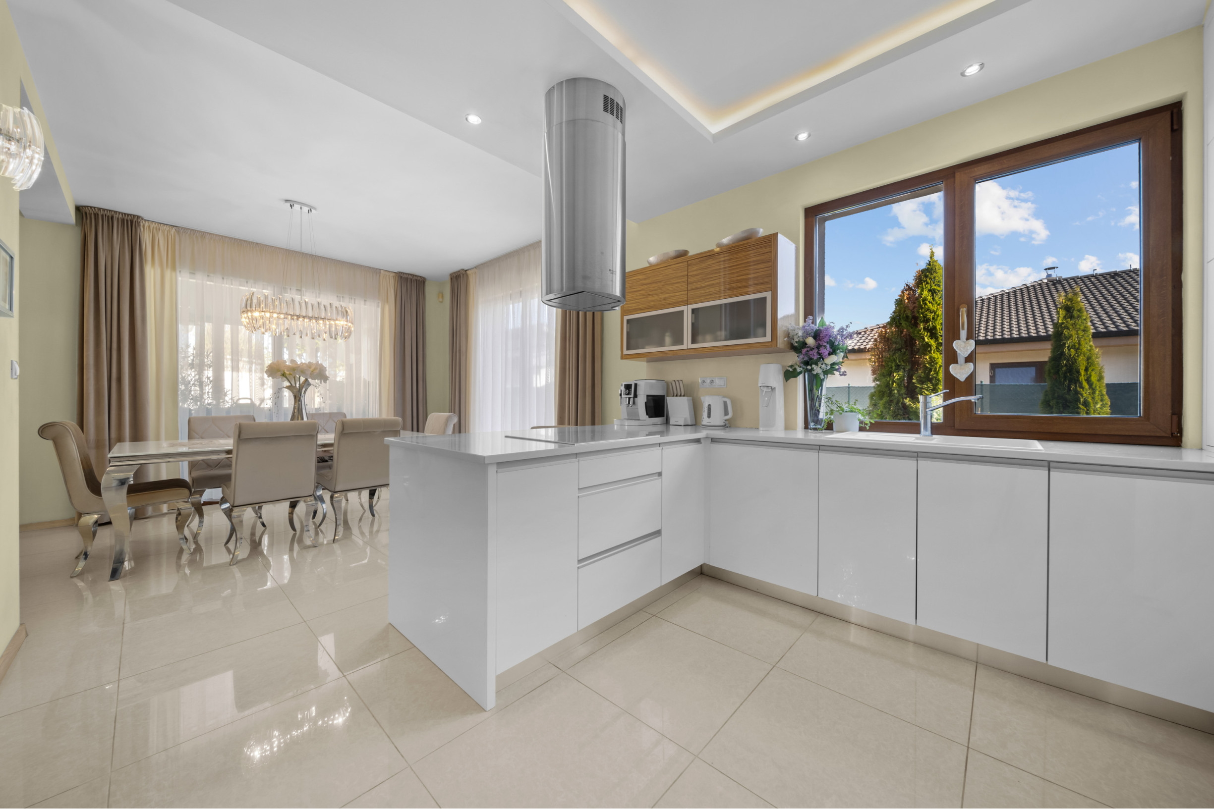 Priestranný 4 izbový rodinný dom s dvojgarážou, Senec