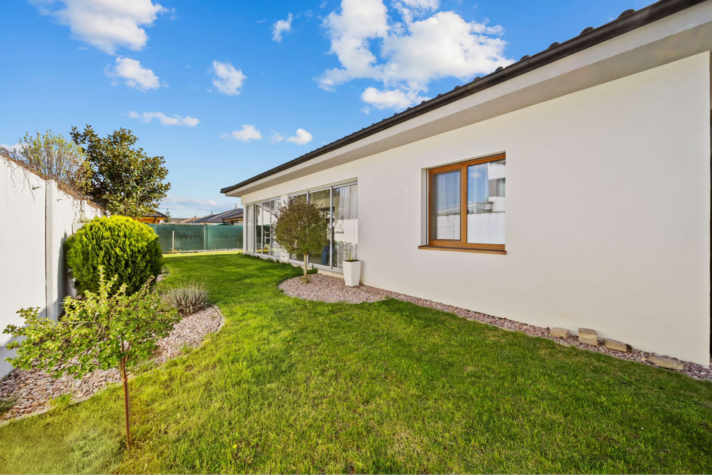 Priestranný 4 izbový rodinný dom s dvojgarážou, Senec