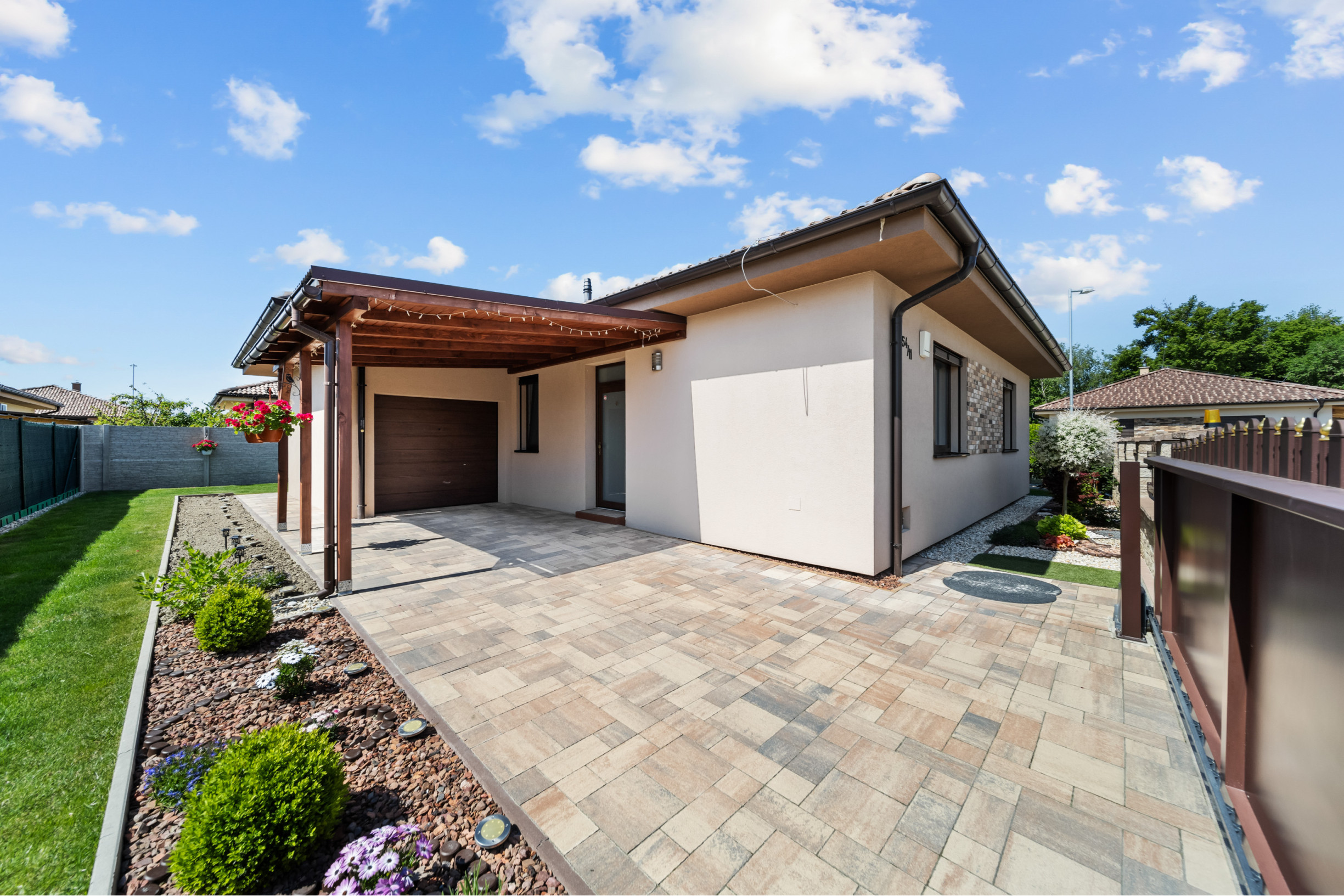 Priestranný 4 izbový dom s garážou, Senec - Hurbanova Ves