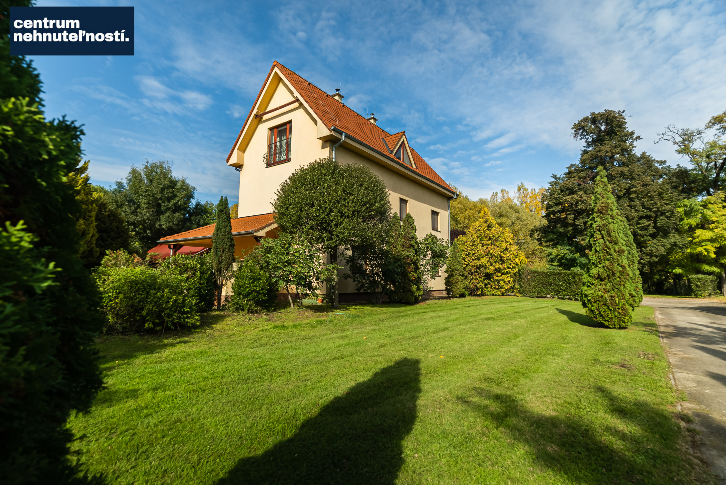 Pálffyho poľovnícke panstvo s vlastným lesom a jazerom