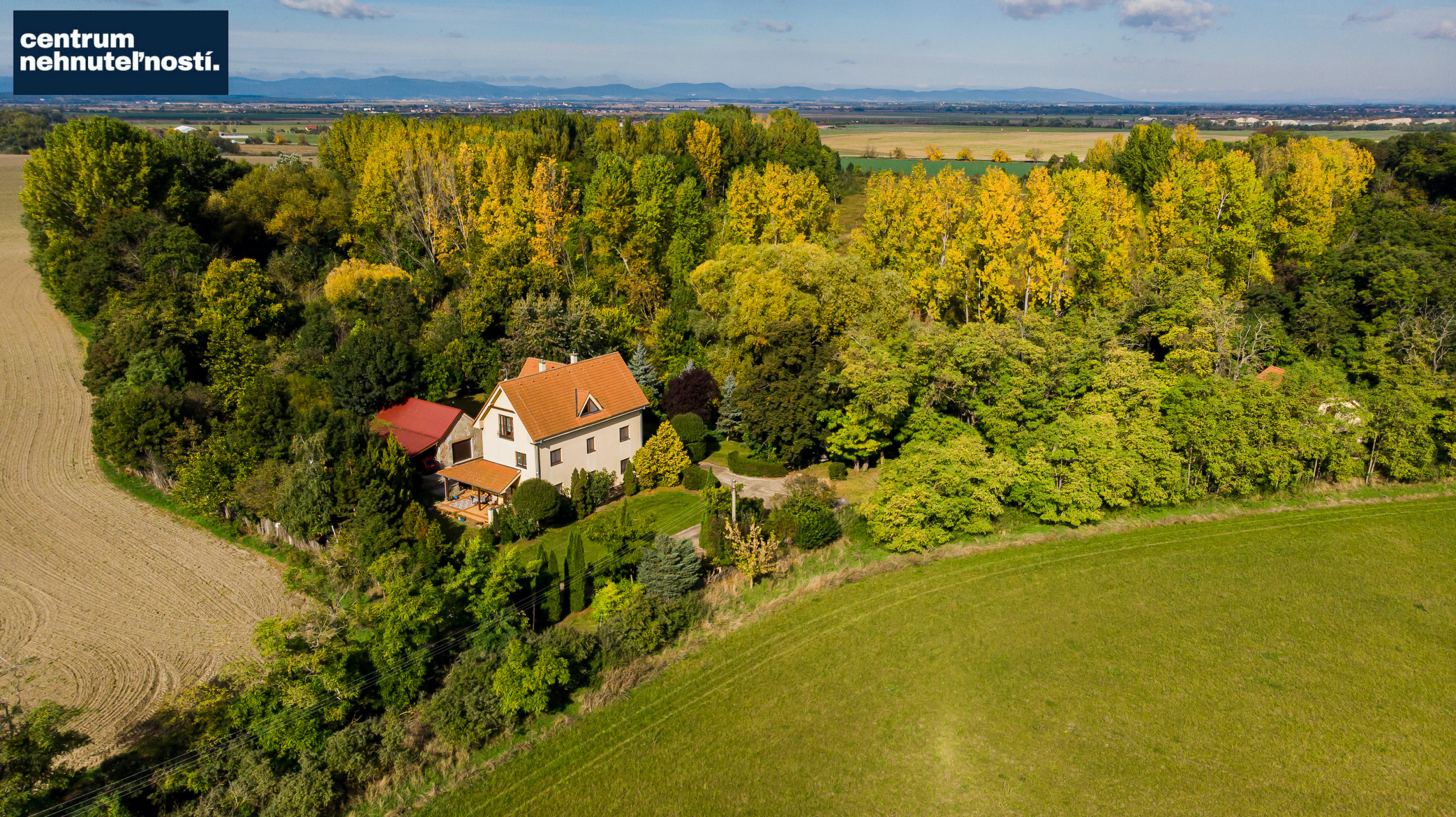 Pálffyho poľovnícke panstvo s vlastným lesom a jazerom
