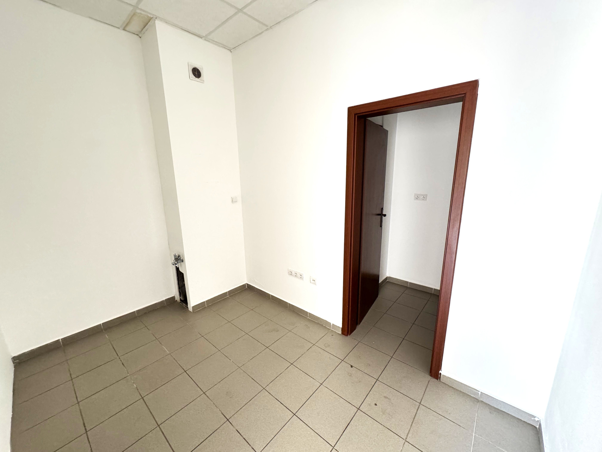 Prenájom - obchodný priestor