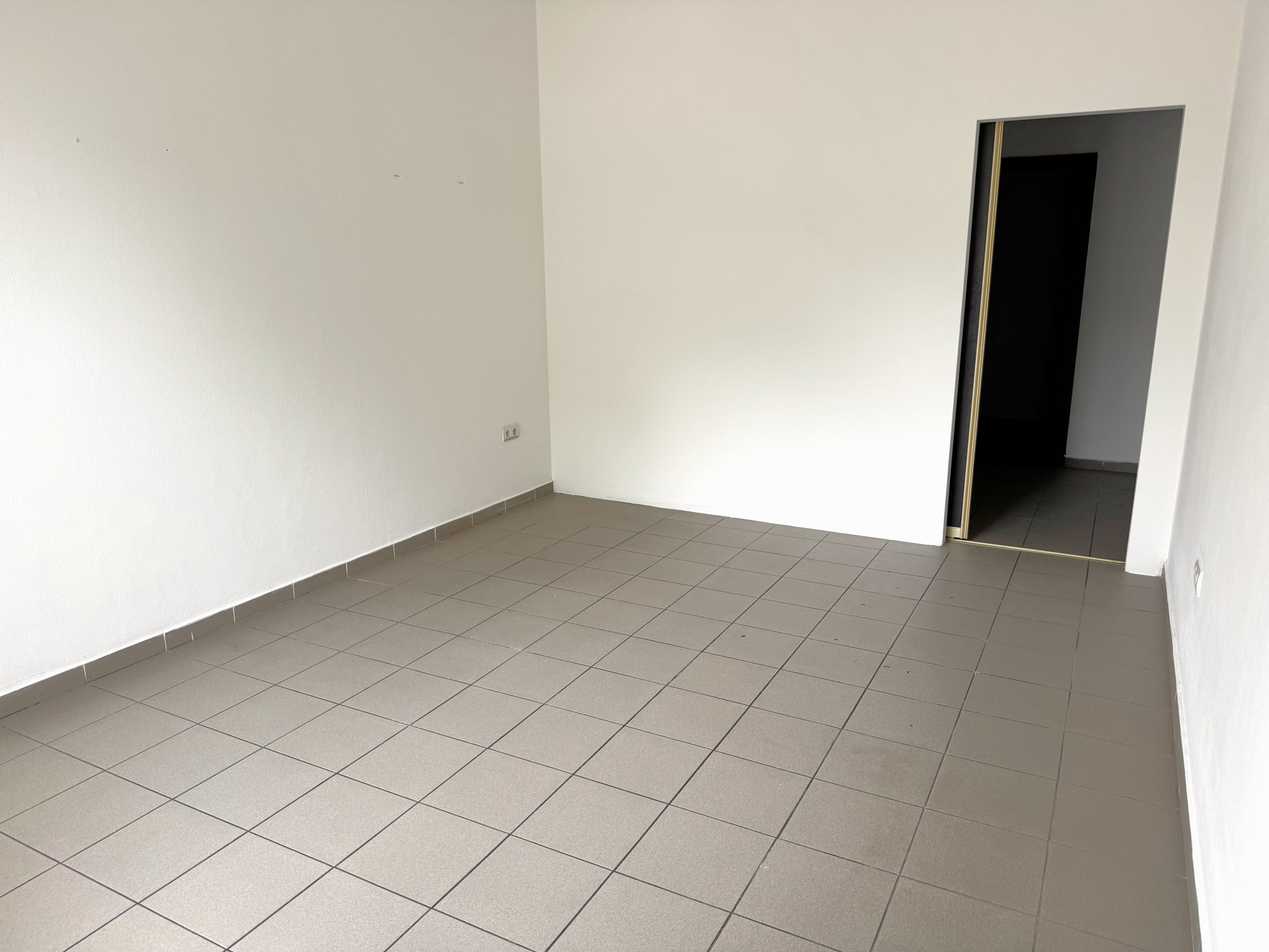 Prenájom - obchodný priestor