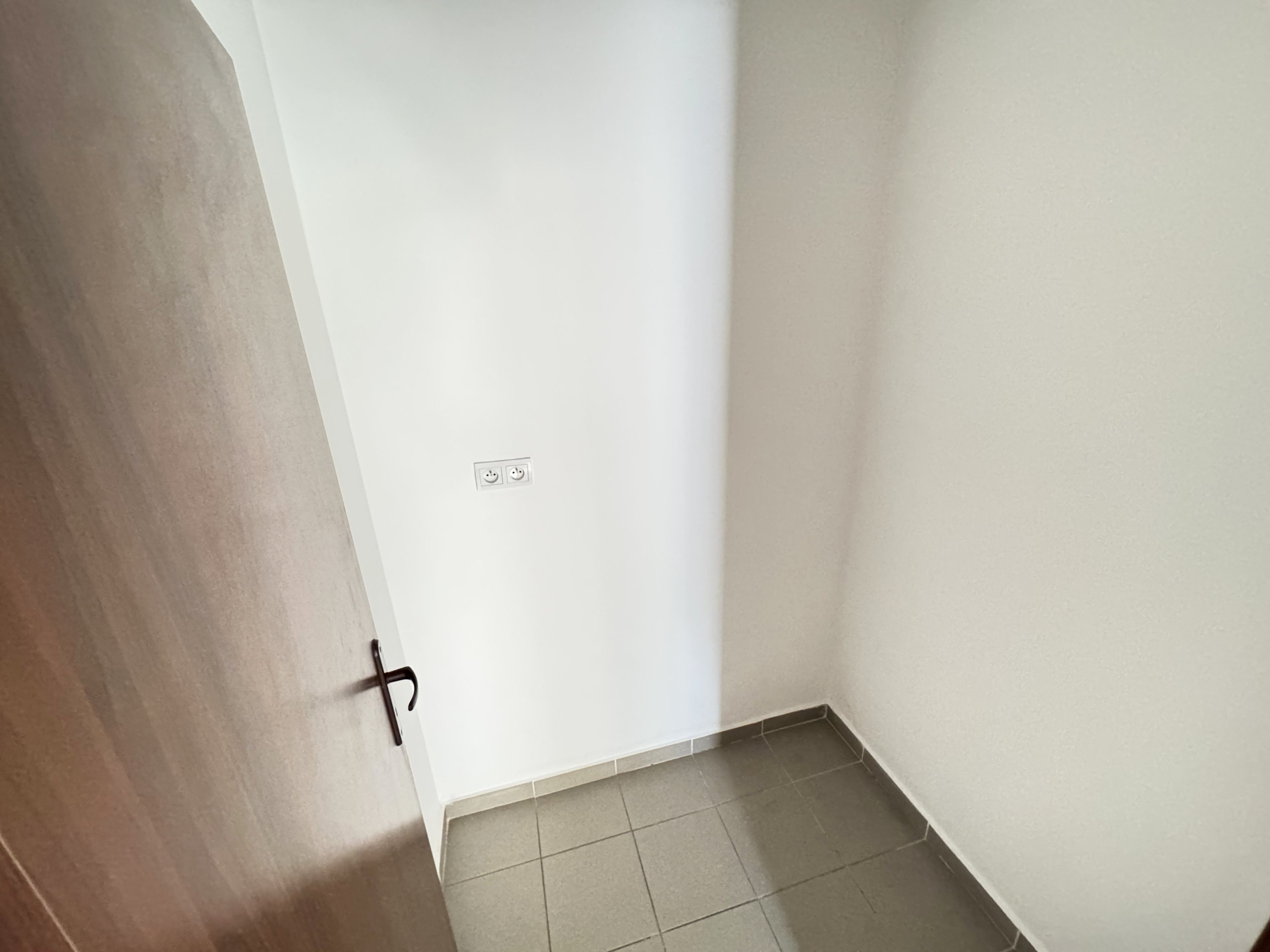 Prenájom - obchodný priestor