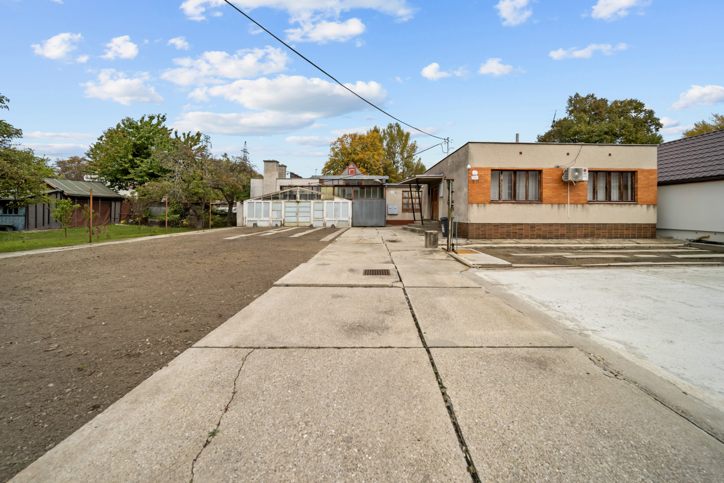 Predaj pozemok s domom a stavbami, BA II - Klatovská ul.