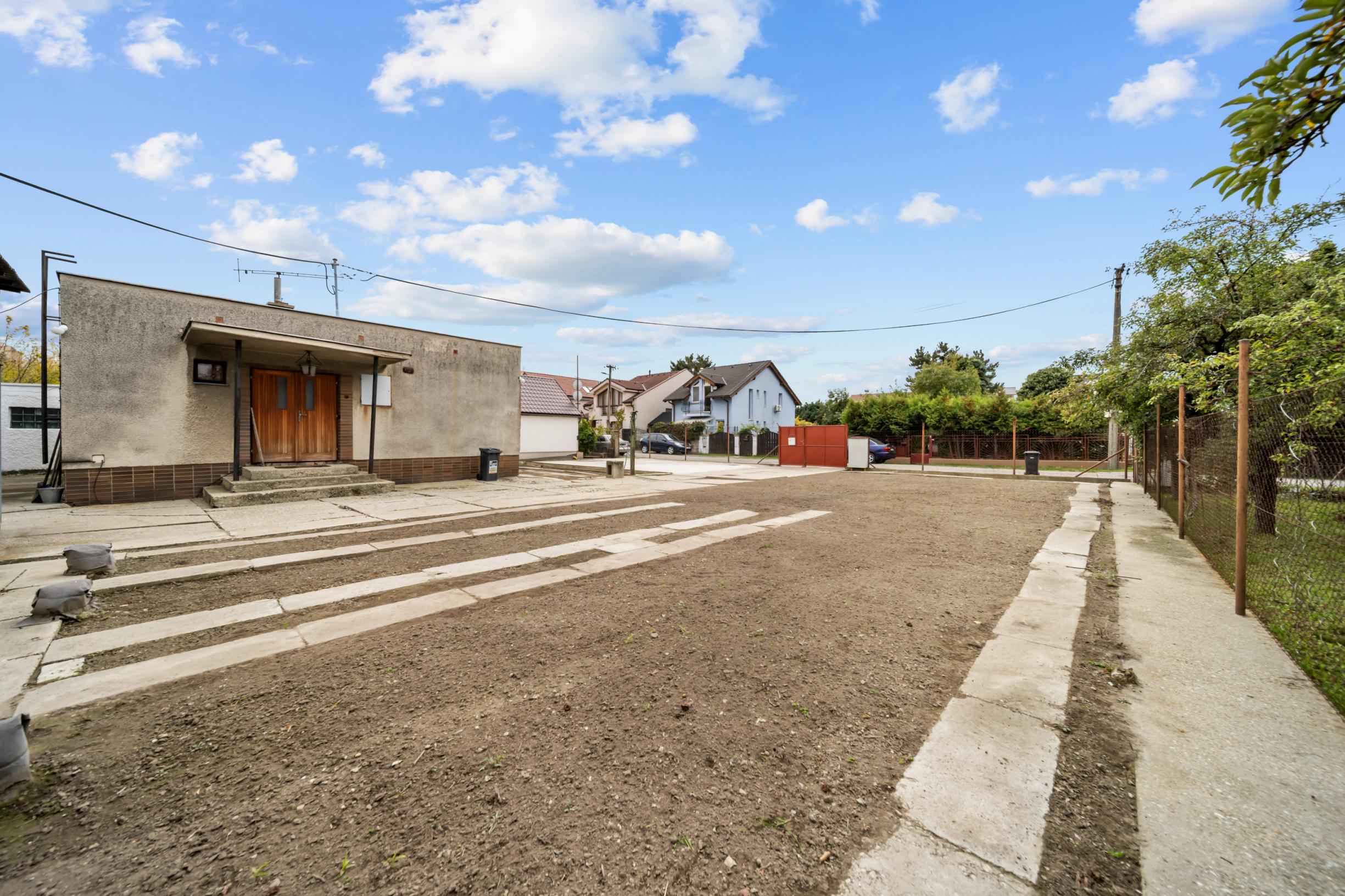 Predaj pozemok s domom a stavbami, BA II - Klatovská ul.