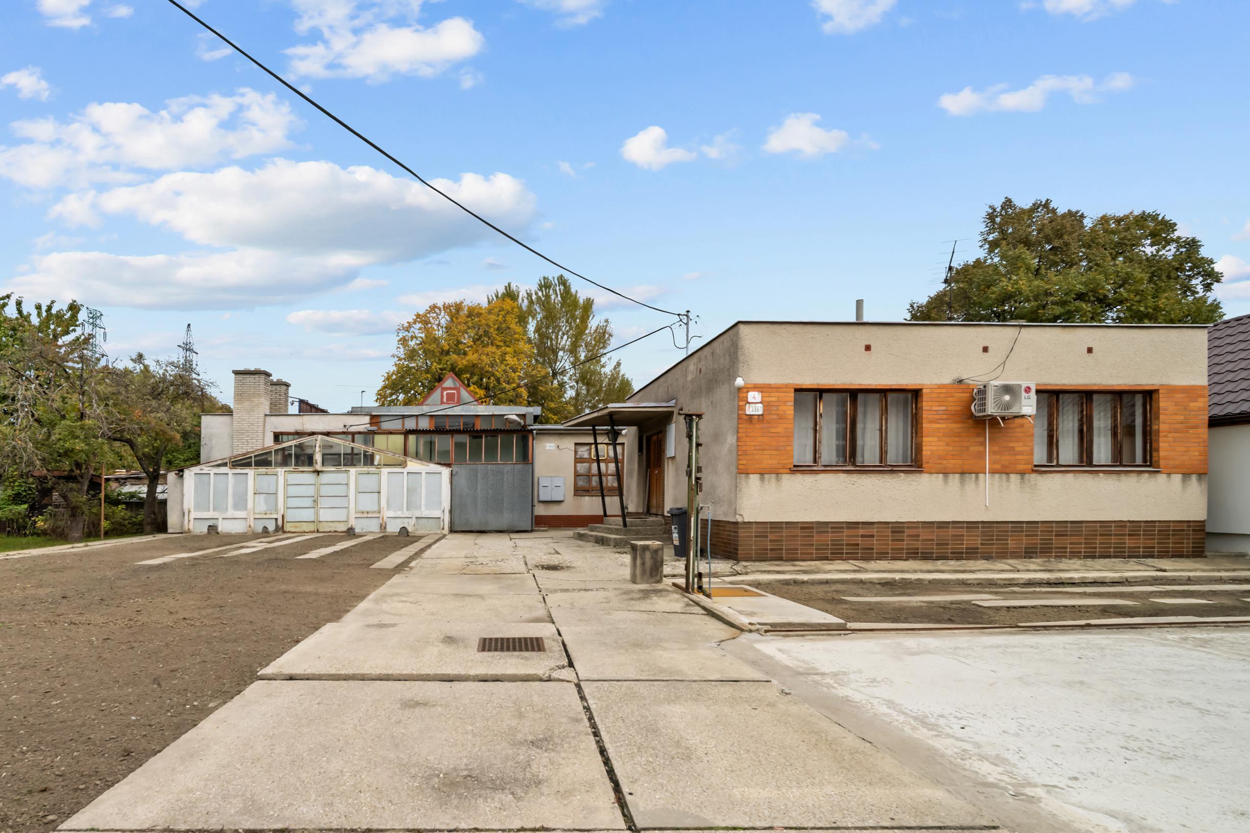 Predaj pozemok s domom a stavbami, BA II - Klatovská ul.