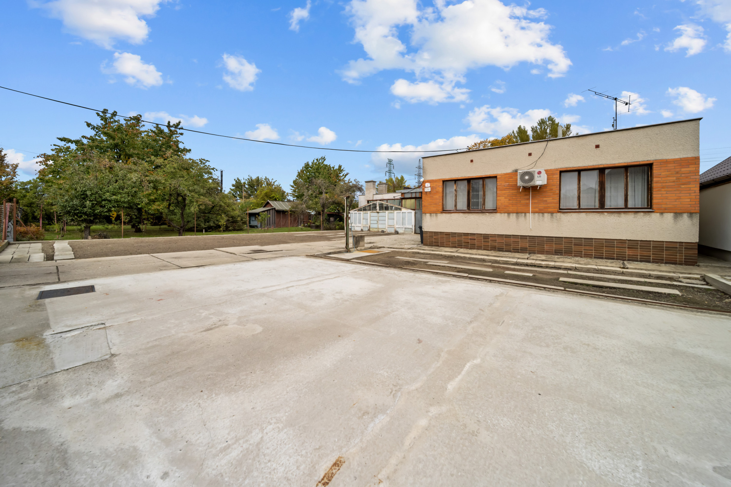 Predaj pozemok s domom a stavbami, BA II - Klatovská ul.