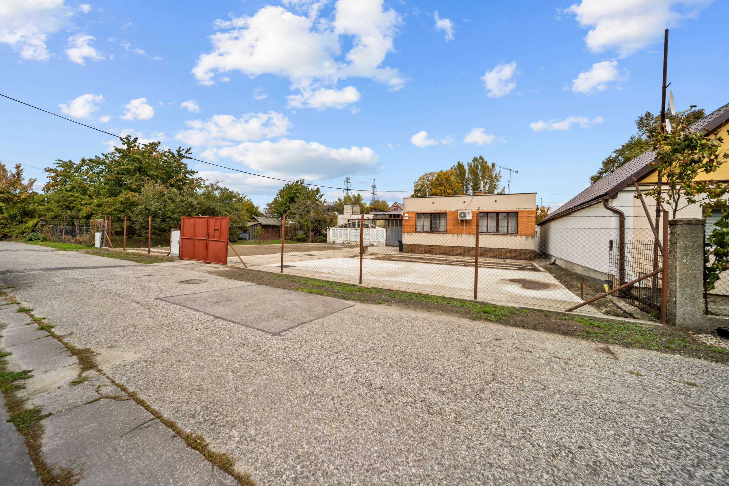 Predaj pozemok s domom a stavbami, BA II - Klatovská ul.