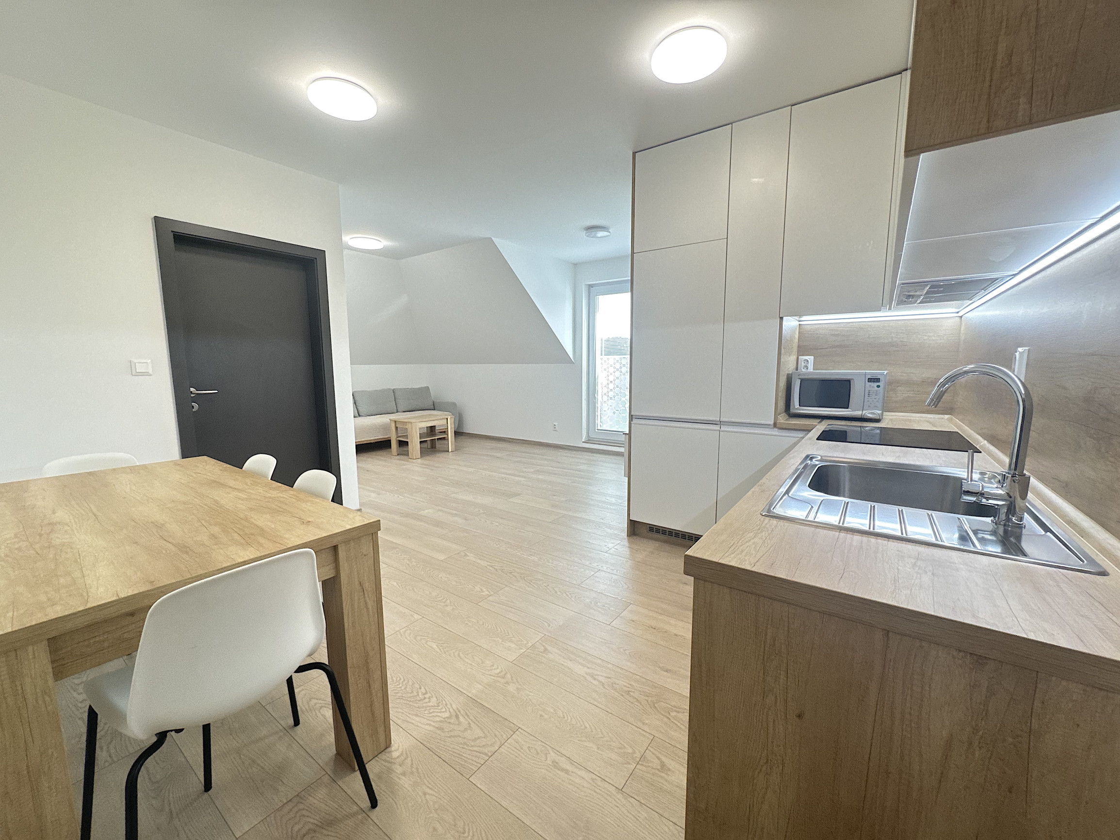 Prenájom 2 izbový byt s parkovaním, Senec - Hurbanova Ves