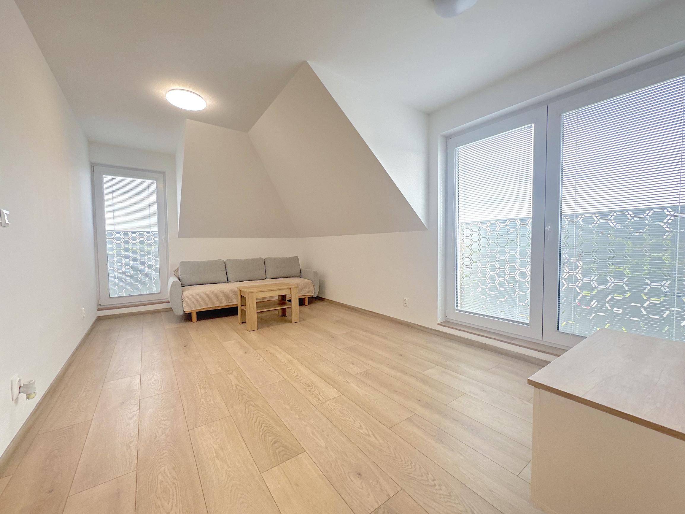 Prenájom 2 izbový byt s parkovaním, Senec - Hurbanova Ves
