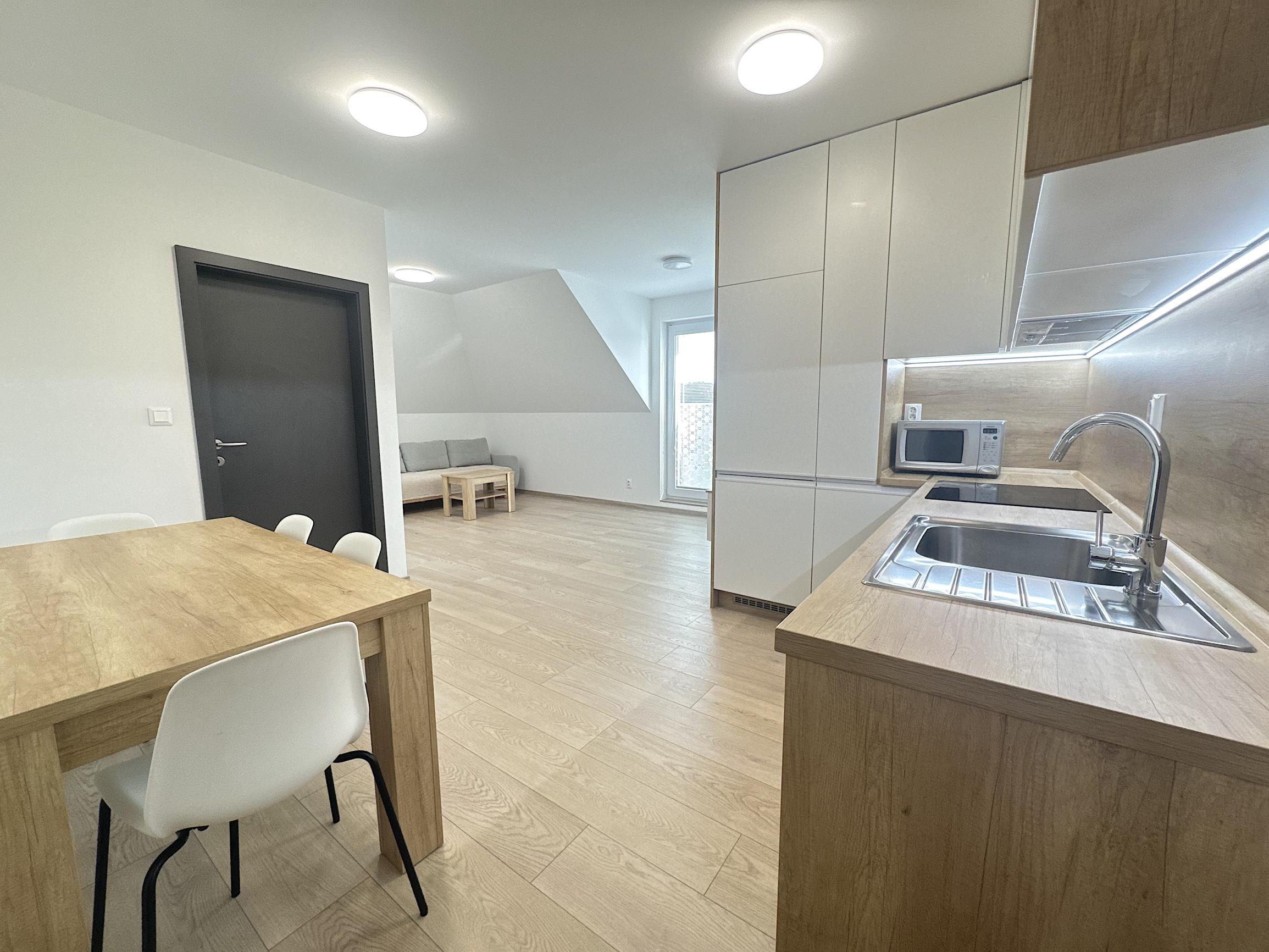 Prenájom 2 izbový byt s parkovaním, Senec - Hurbanova Ves