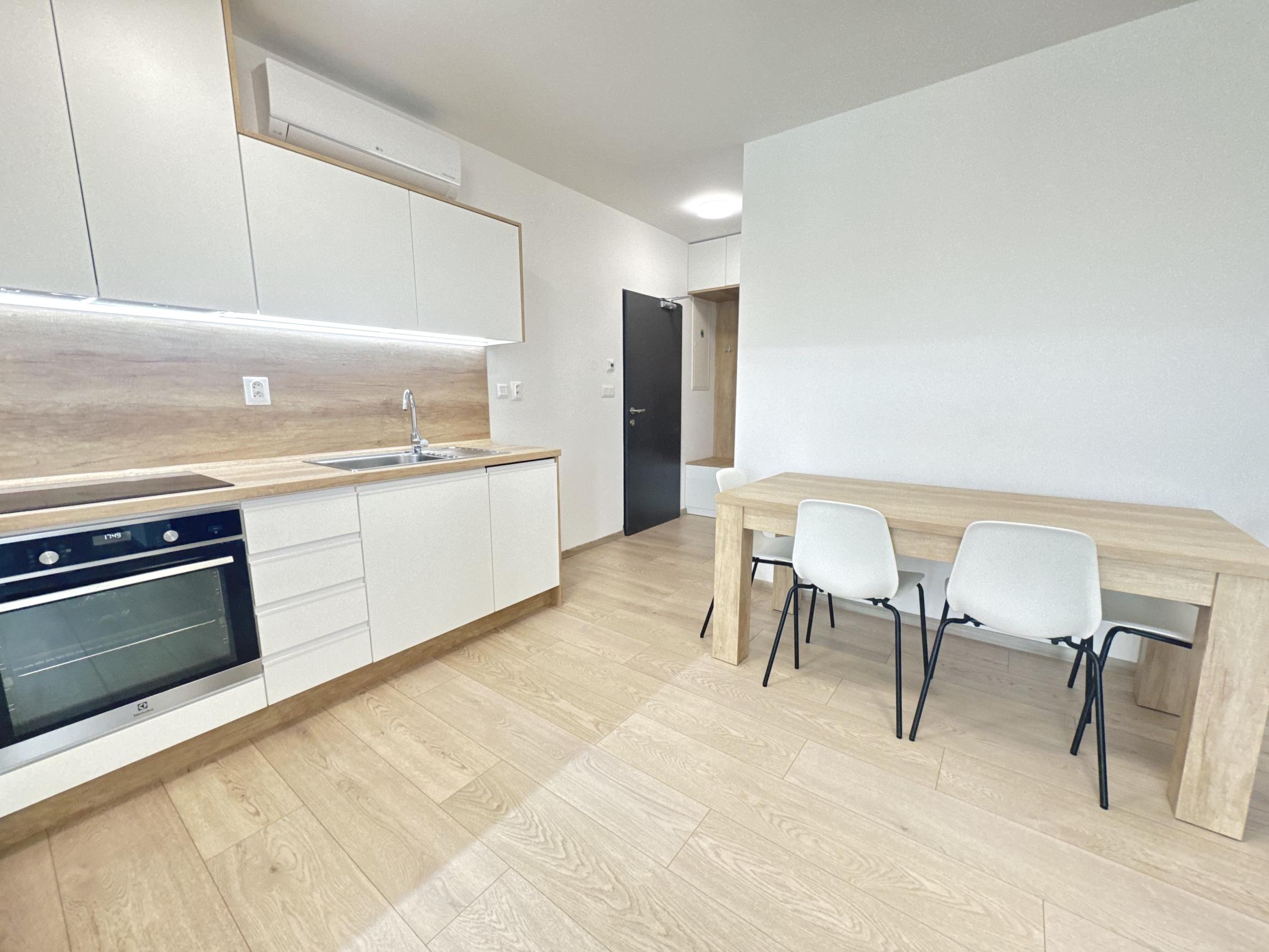 Prenájom 2 izbový byt s parkovaním, Senec - Hurbanova Ves