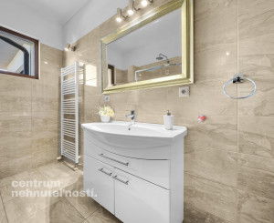 Priestranný 4 izbový rodinný dom s dvojgarážou, Senec