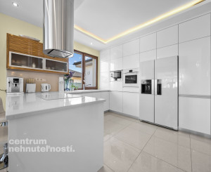 Priestranný 4 izbový rodinný dom s dvojgarážou, Senec