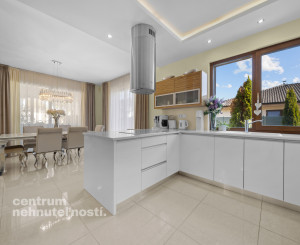 Priestranný 4 izbový rodinný dom s dvojgarážou, Senec