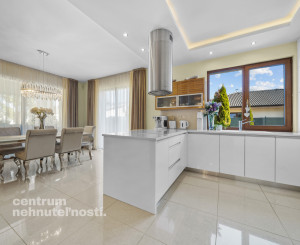 Priestranný 4 izbový rodinný dom s dvojgarážou, Senec