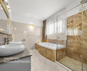 Priestranný 4 izbový rodinný dom s dvojgarážou, Senec