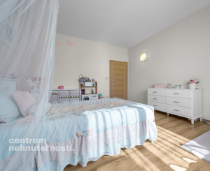 Priestranný 4 izbový rodinný dom s dvojgarážou, Senec