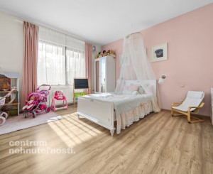 Priestranný 4 izbový rodinný dom s dvojgarážou, Senec