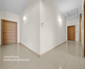 Priestranný 4 izbový rodinný dom s dvojgarážou, Senec