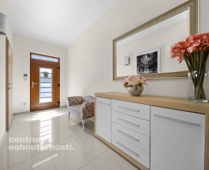 Priestranný 4 izbový rodinný dom s dvojgarážou, Senec