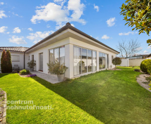 Priestranný 4 izbový rodinný dom s dvojgarážou, Senec