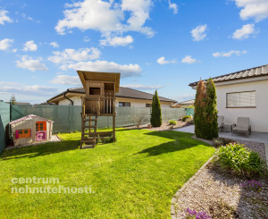 Priestranný 4 izbový rodinný dom s dvojgarážou, Senec