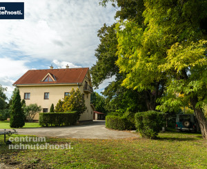 Pálffyho poľovnícke panstvo s vlastným lesom a jazerom