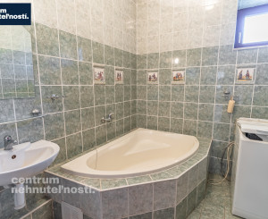 Pálffyho poľovnícke panstvo s vlastným lesom a jazerom