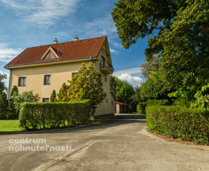 Pálffyho poľovnícke panstvo s vlastným lesom a jazerom