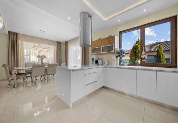 Priestranný 4 izbový rodinný dom s dvojgarážou, Senec