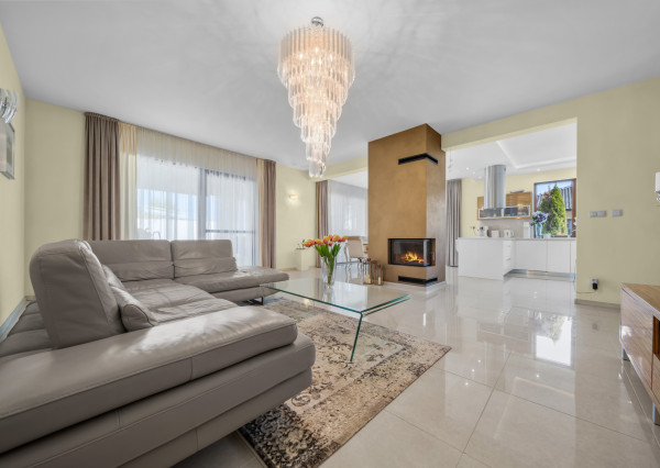 Priestranný 4 izbový rodinný dom s dvojgarážou, Senec