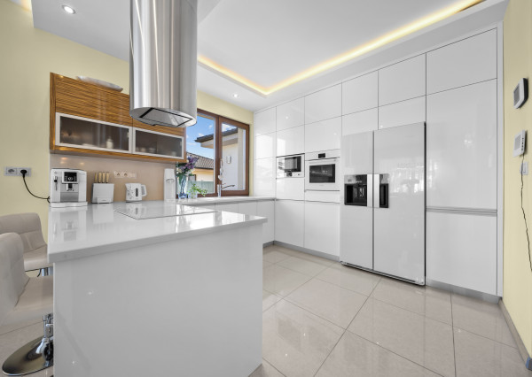 Priestranný 4 izbový rodinný dom s dvojgarážou, Senec