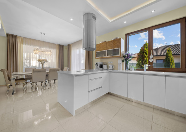 Priestranný 4 izbový rodinný dom s dvojgarážou, Senec