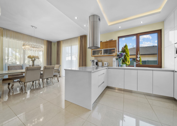 Priestranný 4 izbový rodinný dom s dvojgarážou, Senec