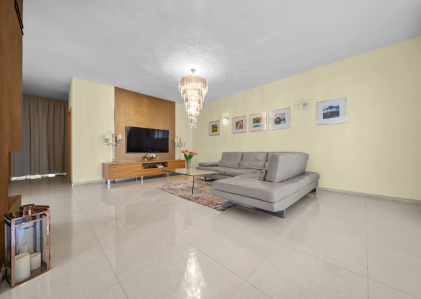 Priestranný 4 izbový rodinný dom s dvojgarážou, Senec