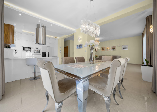 Priestranný 4 izbový rodinný dom s dvojgarážou, Senec