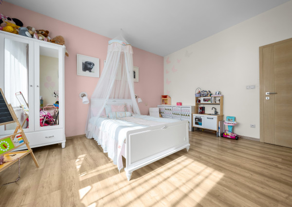 Priestranný 4 izbový rodinný dom s dvojgarážou, Senec