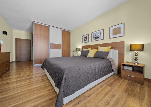 Priestranný 4 izbový rodinný dom s dvojgarážou, Senec