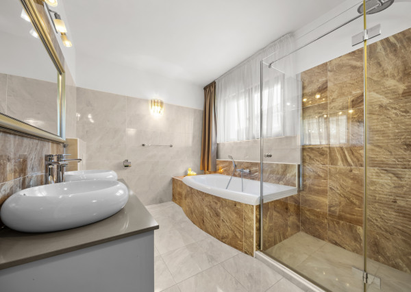 Priestranný 4 izbový rodinný dom s dvojgarážou, Senec