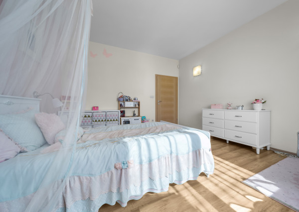 Priestranný 4 izbový rodinný dom s dvojgarážou, Senec