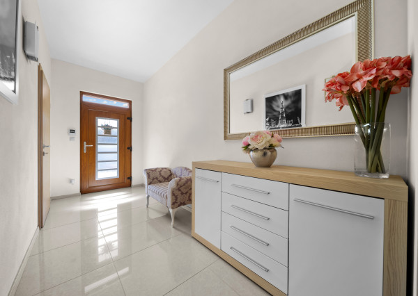 Priestranný 4 izbový rodinný dom s dvojgarážou, Senec