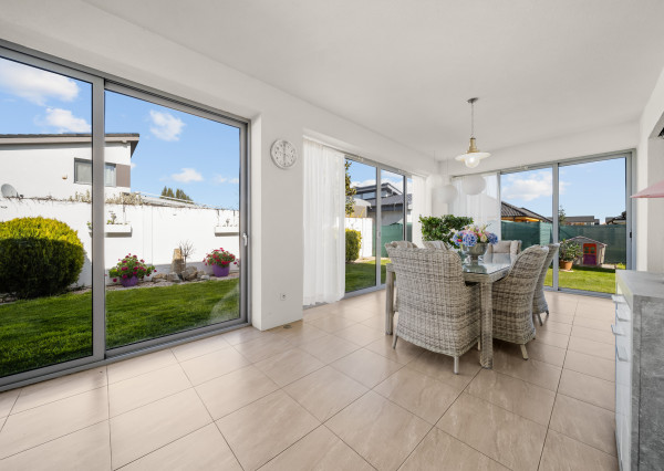 Priestranný 4 izbový rodinný dom s dvojgarážou, Senec