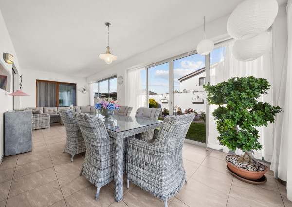 Priestranný 4 izbový rodinný dom s dvojgarážou, Senec