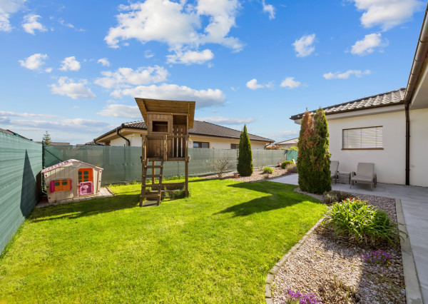 Priestranný 4 izbový rodinný dom s dvojgarážou, Senec