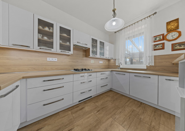 Priestranný 4 izbový dom s garážou, Senec - Hurbanova Ves