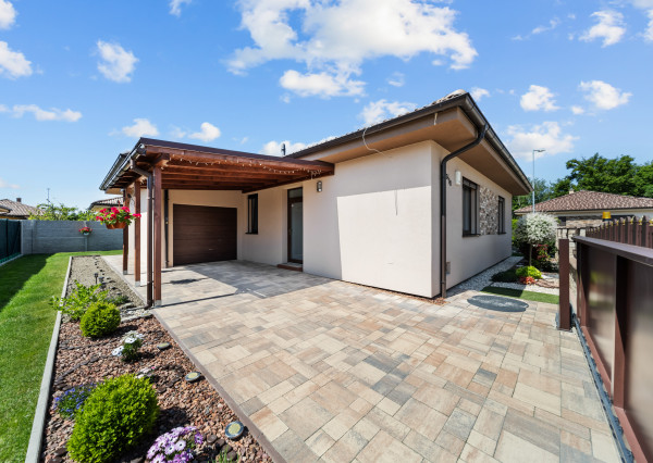 Priestranný 4 izbový dom s garážou, Senec - Hurbanova Ves