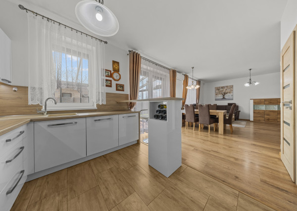 Priestranný 4 izbový dom s garážou, Senec - Hurbanova Ves