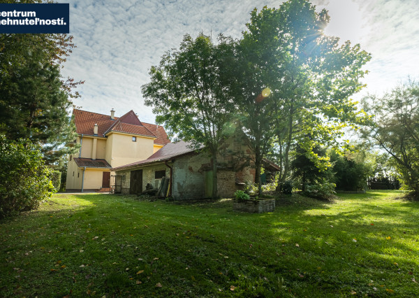 Pálffyho poľovnícke panstvo s vlastným lesom a jazerom